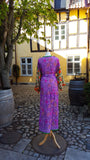 BETTY & UMA UPCYCLED COLLECTION - Vacker kaftan med oranga blommor, lila rygg #1