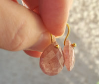 Droppe - örhängen i ljus strawberry quartz - Uma Collection