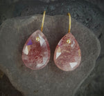 Droppe - örhängen i mörk strawberry quartz - Uma Collection