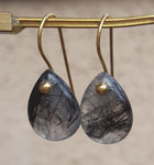 Droppe - örhängen i svart rutil - Uma Collection