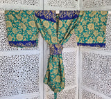 Uma lång kimonotopp #7 - one size, passar S - XL - Betty & Uma Upcycled Collection - 50% rabatt - se bild på svaghet i tyget  på höger ärm fram