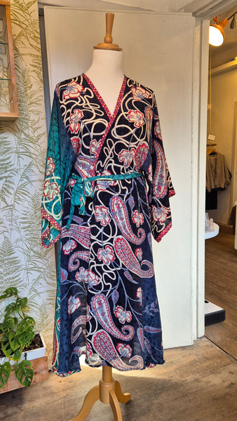 Aadhya long kimono/indian robe #14 - BETTY & UMA UPCYCLED COLLECTION - 20% rabatt pga fel i tyget