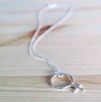 Madelene Lodin Necklace SHE, halsband med kvinnosymbol - 20% REA