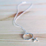 Madelene Lodin Necklace SHE, halsband med kvinnosymbol - 20% REA