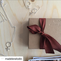 Madelene Lodin Necklace SHE, halsband med kvinnosymbol - 20% REA