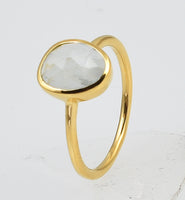 Ring med oval månssten  - Betty & Uma Collection