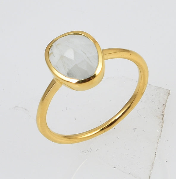 Ring med oval månssten  - Betty & Uma Collection