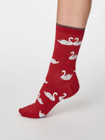 Thought Cigno Socks Bamboo Red Svanar Röd - nu 59 kr