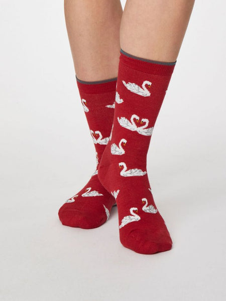 Thought Cigno Socks Bamboo Red Svanar Röd - nu 59 kr